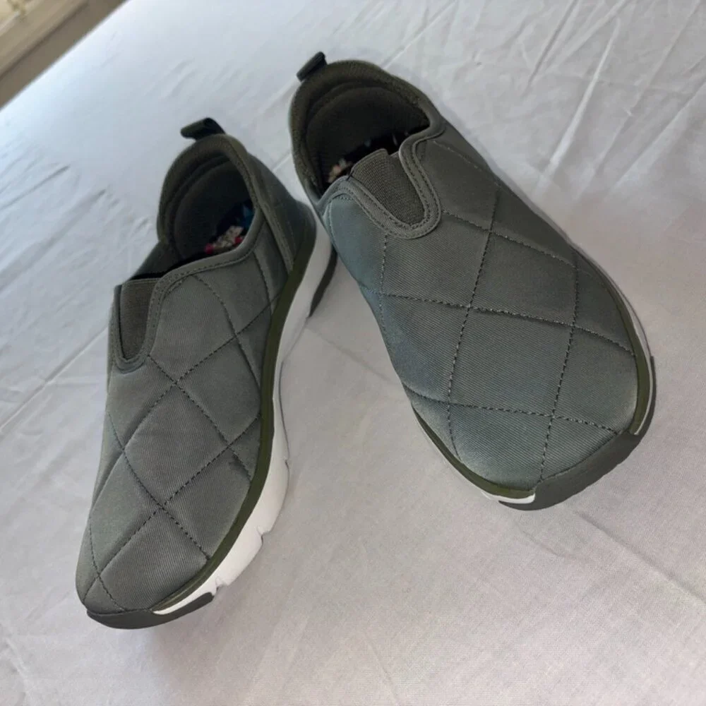 Vera Bradley Women's 2-Mile Slip-on Shoe Sneaker Olive Green Size 5 Comfort